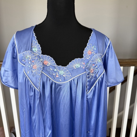 Vanity Fair Other - Vtg Vanity Fair M Satin Blue Nylon Embroided Nightgown Dress Robe Set Feminine